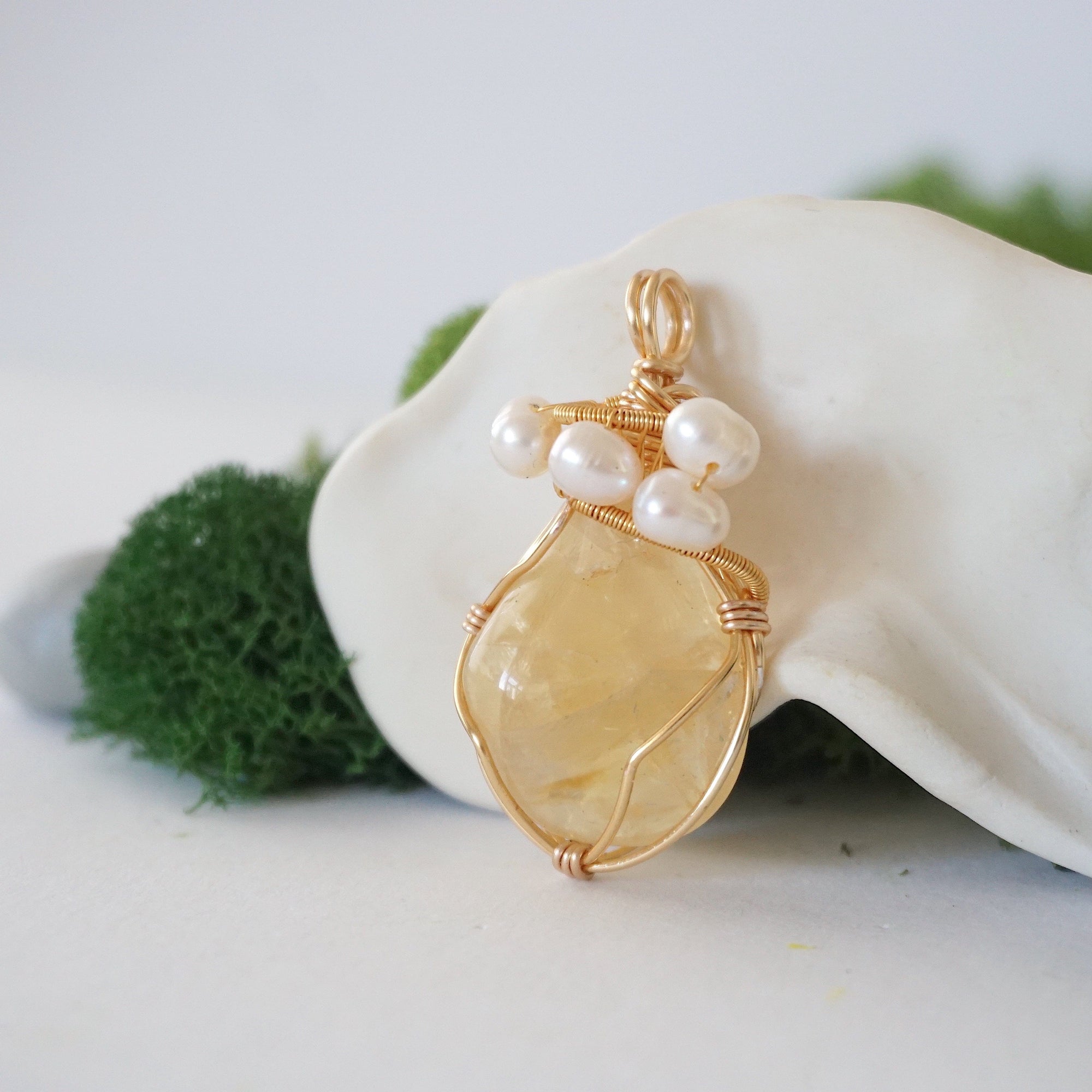 Side view of citrine pearl necklace showing wire wrapping detail and pendant dimension - natural crystal freshwater pearl gold plated handmade jewelry