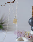 Side view of citrine huggie pendant showing wire wrapping technique and crystal dimension - sterling silver 925 handmade natural gemstone necklace detail